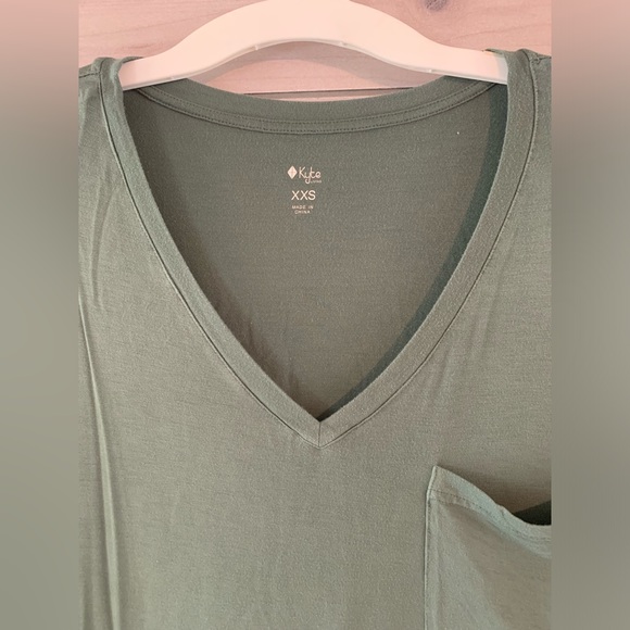Kyte Baby Relaxed Fit Women’s V-Neck - Picture 2 of 4